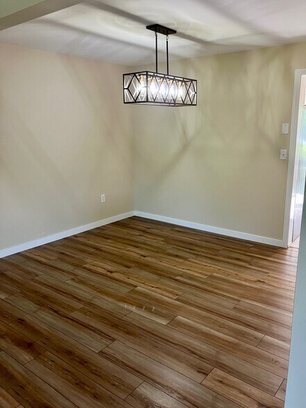 Dining area - H5 Stonehedge Dr