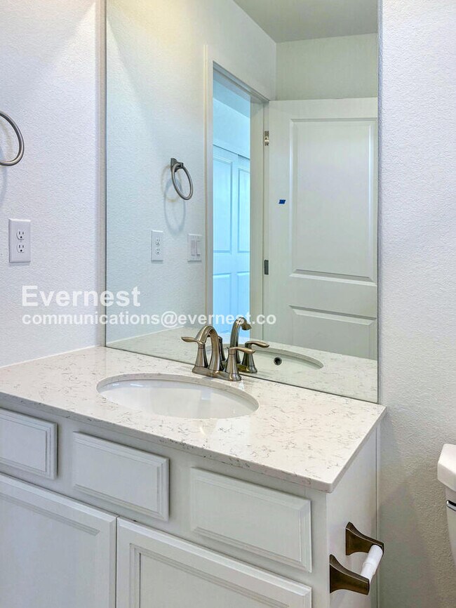 Building Photo - 740 Columbia St