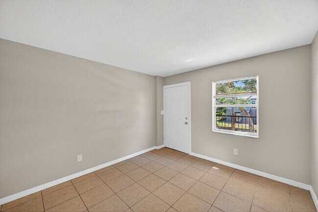 Building Photo - Updated 2 bedroom St. Pete Apartment with Modern Finishes, Private Porch & Utilities Included