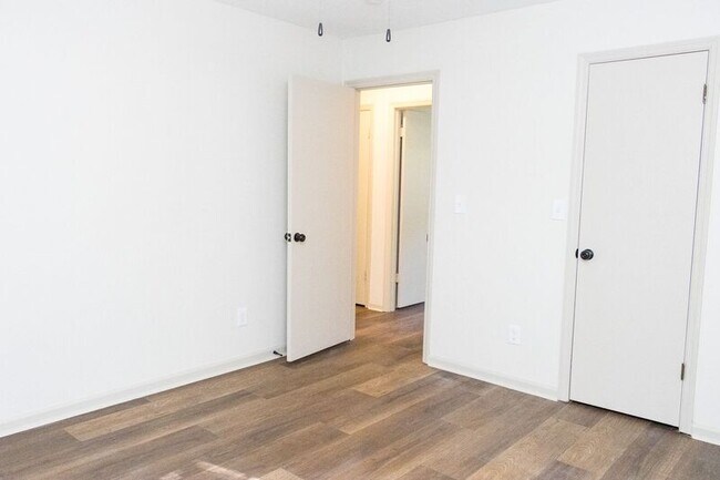 Building Photo - 6404 Middle Dr