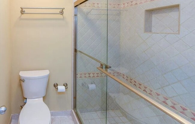 Building Photo - 2 Bed/ 2.5 Bath Townhouse