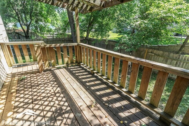 Building Photo - Spacious 3 bedroom townhome with a fenced in backyard!