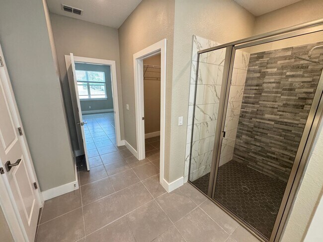 Building Photo - Spacious 4-Bedroom Home in Poinciana – Internet Included & No HOA Approval Required