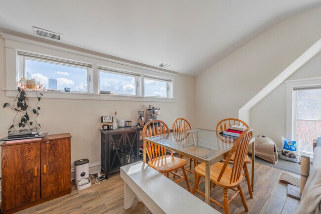 Building Photo - 1252 W Elmdale Ave