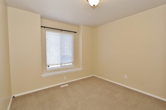 Building Photo - Immaculate Single-Level Home