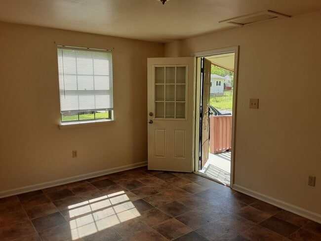 Building Photo - 144 Pike Ave