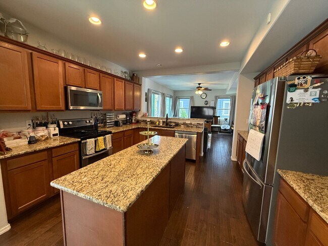 Building Photo - 6 Bed 4 Bath Home with 3000+ SQFT in Stetson Hills!!!