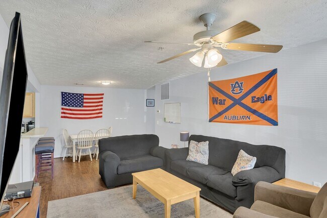 Building Photo - Southern Edge Condo Just Steps from Campus