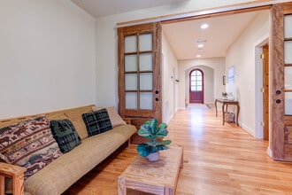 Building Photo - 376 Grandview Dr