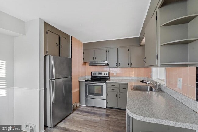 Building Photo - 1206 Sylvan Dr