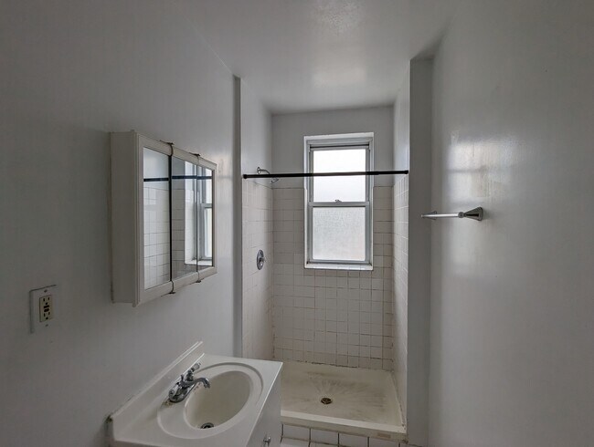 Building Photo - 3048 W Wellington Ave