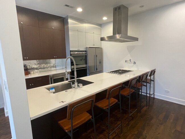 Building Photo - 1870 N Damen Ave