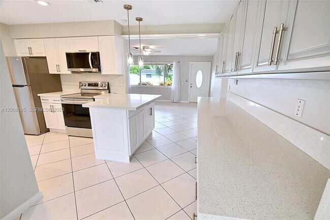 Building Photo - 5051 SW 93rd Ave