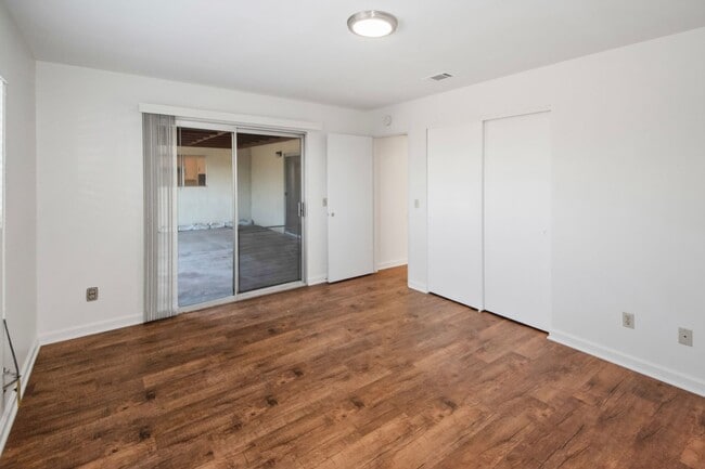 Building Photo - Available Now! Spacious 3BR, 2BA, 1,76sq.f...