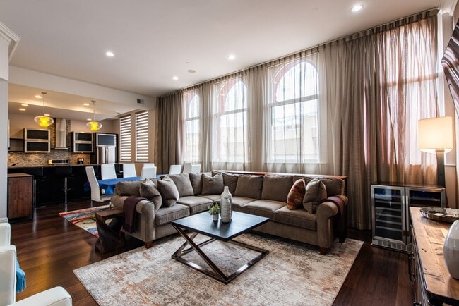 Building Photo - Furnished 3 bedroom/2bath Condo including Utilities!