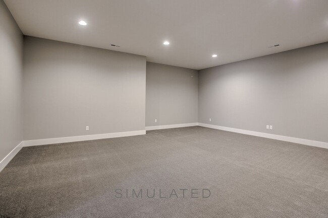 Building Photo - Luxury Townhome