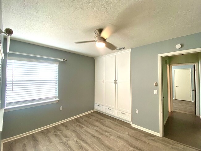 Building Photo - Modern Design 3 Bedroom 2 Bath