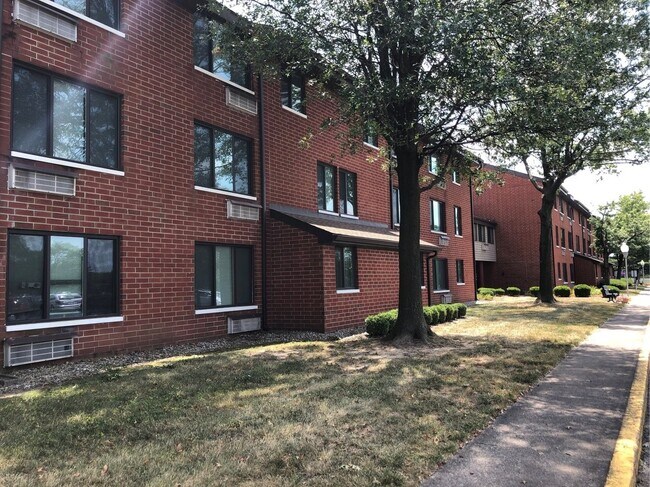 Building Photo - 2100 Greentree N