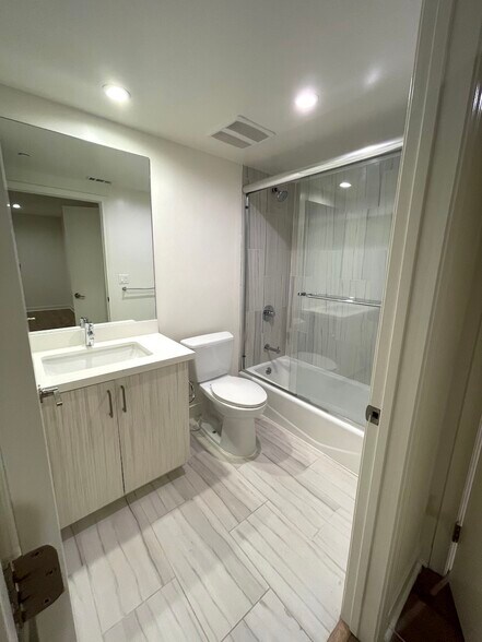 Building Photo - 6143 Fountain Ave