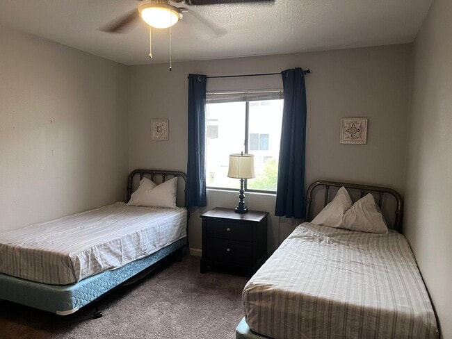 Building Photo - 533 W Guadalupe Rd