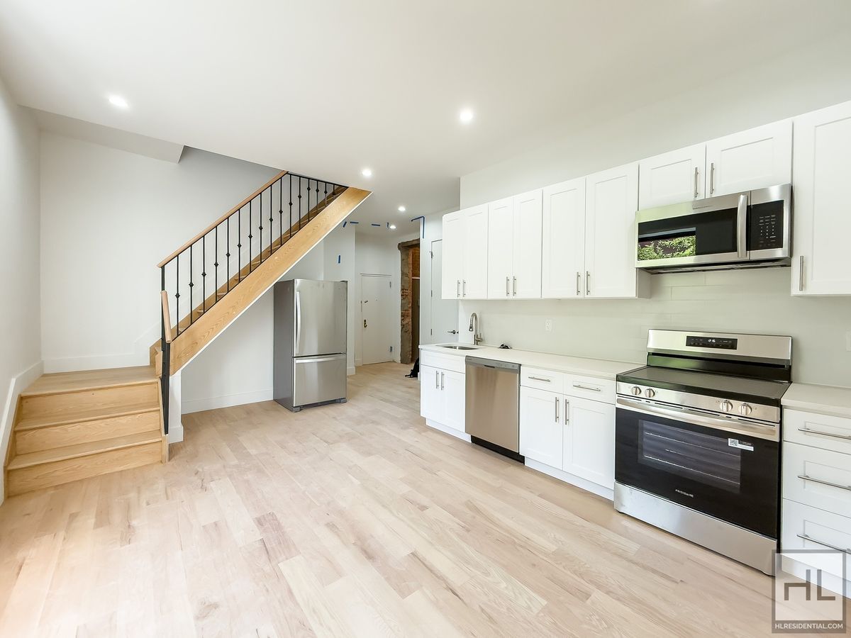 Building Photo - Expansive Sun-drenched Bed-Stuy 7 Bed 3-Bath Duplex