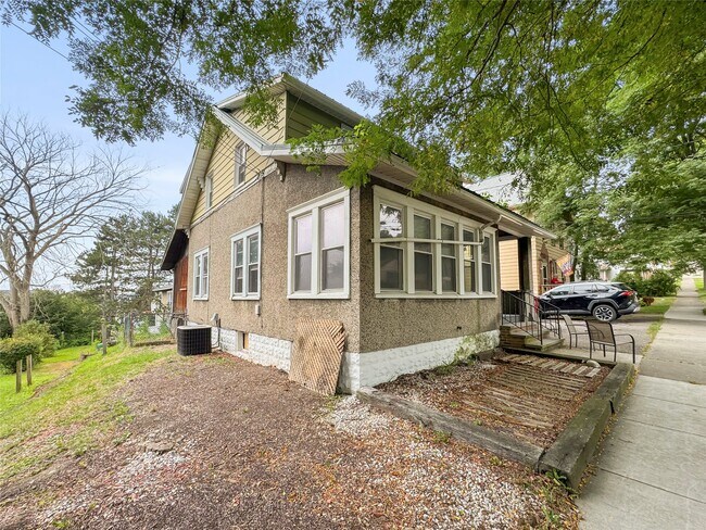 Building Photo - 111 Bigelow St