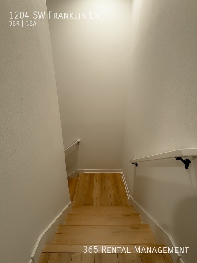 Building Photo - 1204 SW Franklin Dr