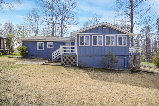 Building Photo - 306 Happy Creek Rd