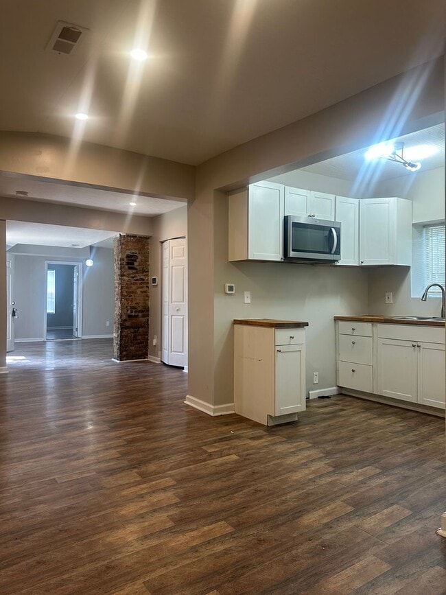 Building Photo - MOVE IN SPECIAL! 1/2 off 1st MONTHS RENT! ...
