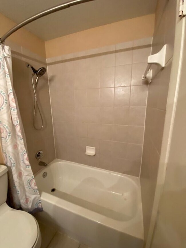 Building Photo - Top Floor 1 Bedroom condo in the gated com...