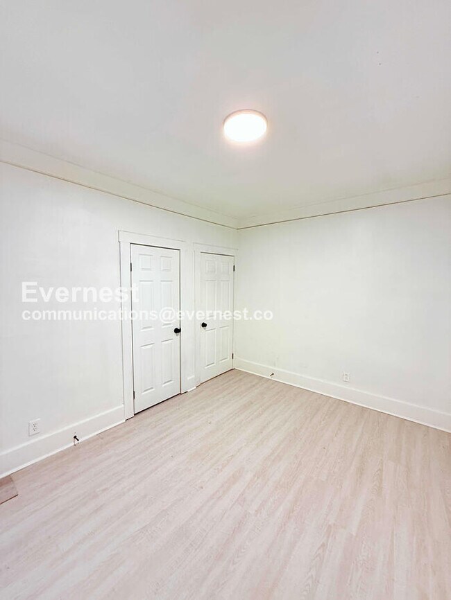 Building Photo - 3 Bed/1 Bath Home with Laundry Hookups / Pet-Friendly / Vouchers Accepted / Available Soon!