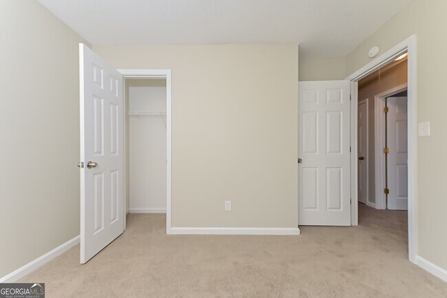 Building Photo - 3447 Oak Leaf Ct
