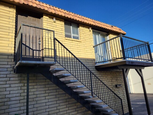 Building Photo - 3324 Woodside Dr