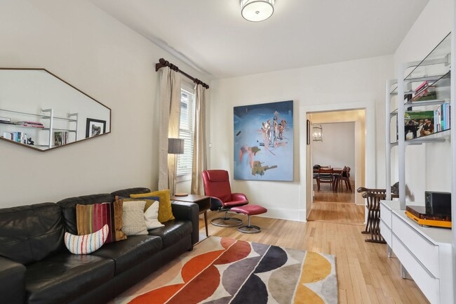 Building Photo - Fabulous Single Fam Uptown Home 3BD/2BA with great yard. AVAILABLE 06/01