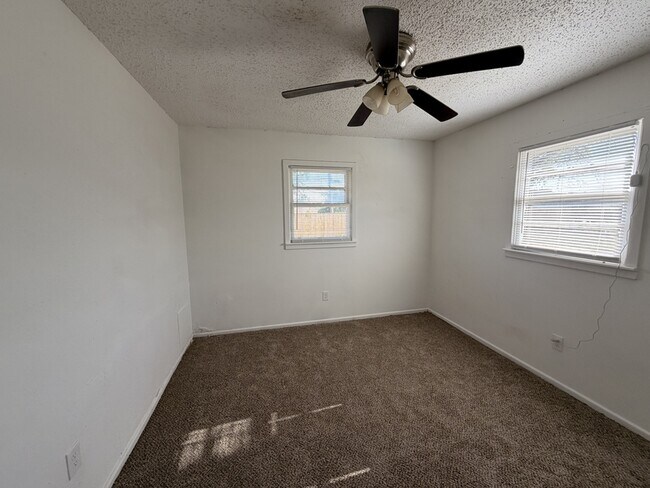 Building Photo - 713 47th St
