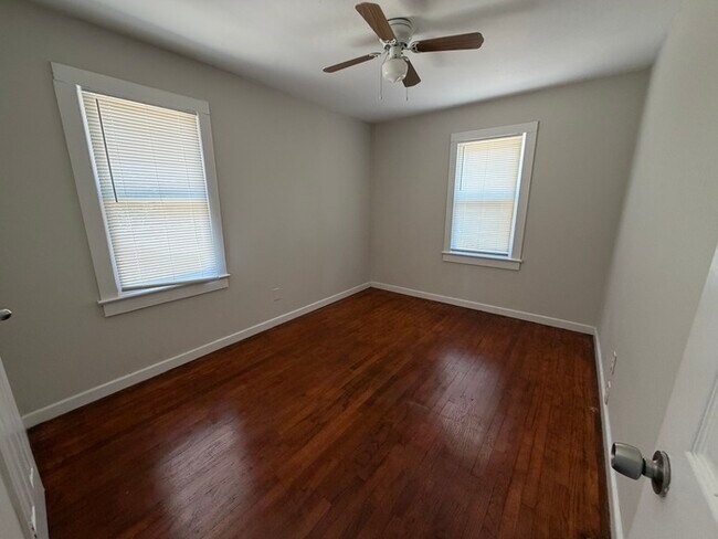 Building Photo - 3/2 Orlando Home Large Back Yard Immediate Move In!