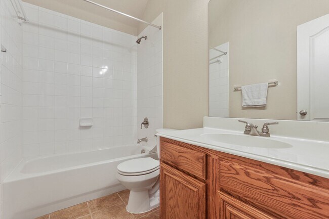 Building Photo - Gorgeous 3 Bedroom 2 Bathroom Home in North Garland!