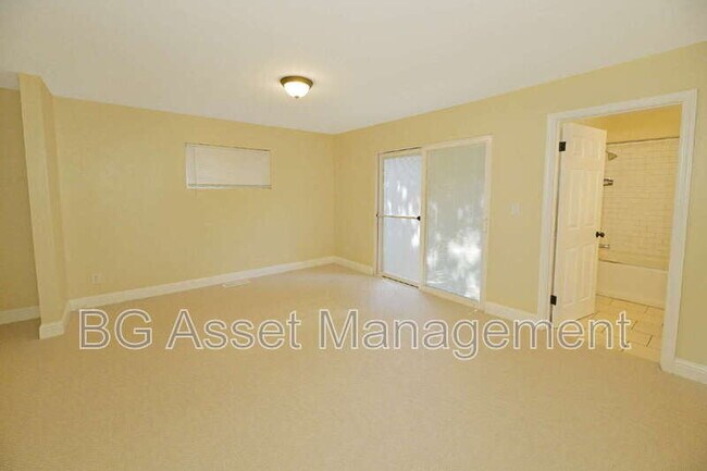 Building Photo - 3830 Twin Oaks Way