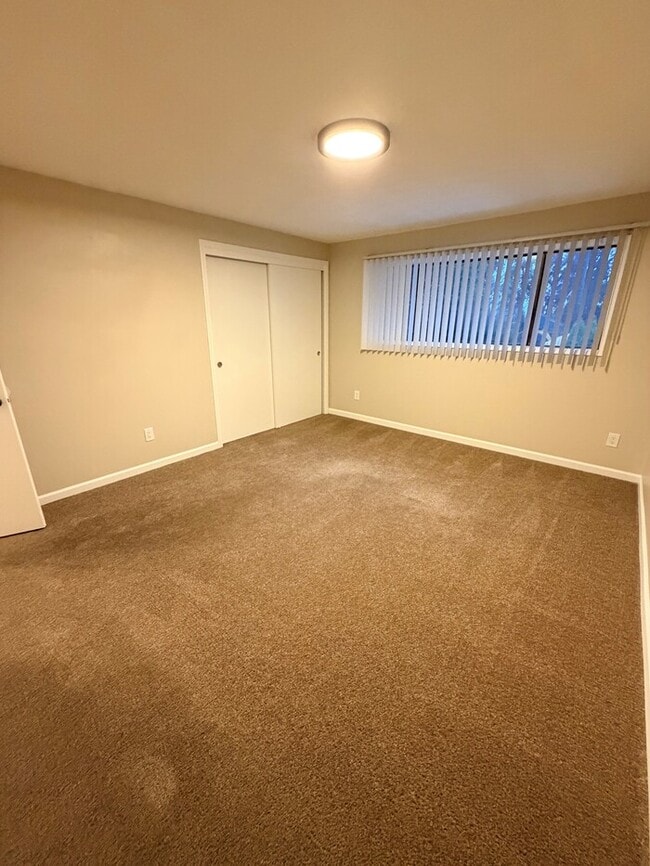 Building Photo - Beautiful Home in Fabulous Loacation! SS Appliances, NEW Carpet, Patio, W/D, Includes W/S/G!