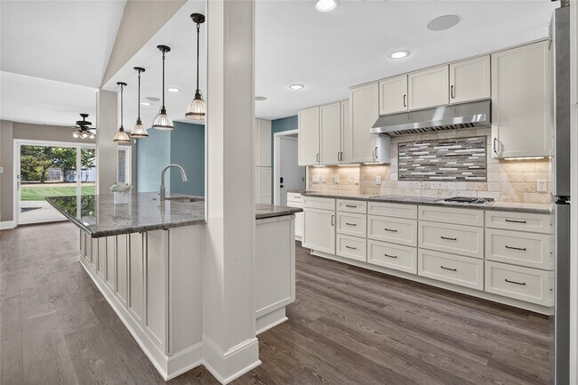 Building Photo - 1400 Emerald Cir