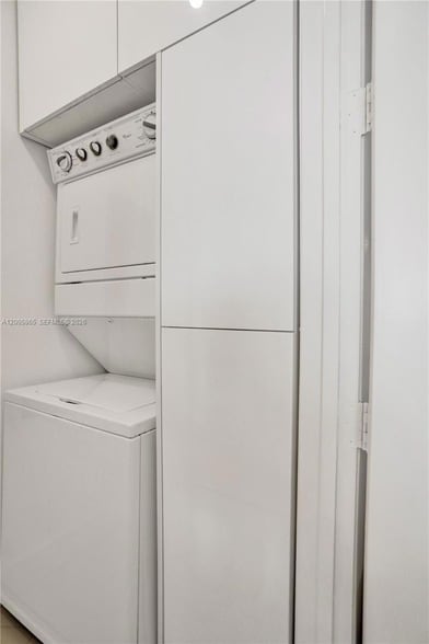 Building Photo - 15901 Collins Ave