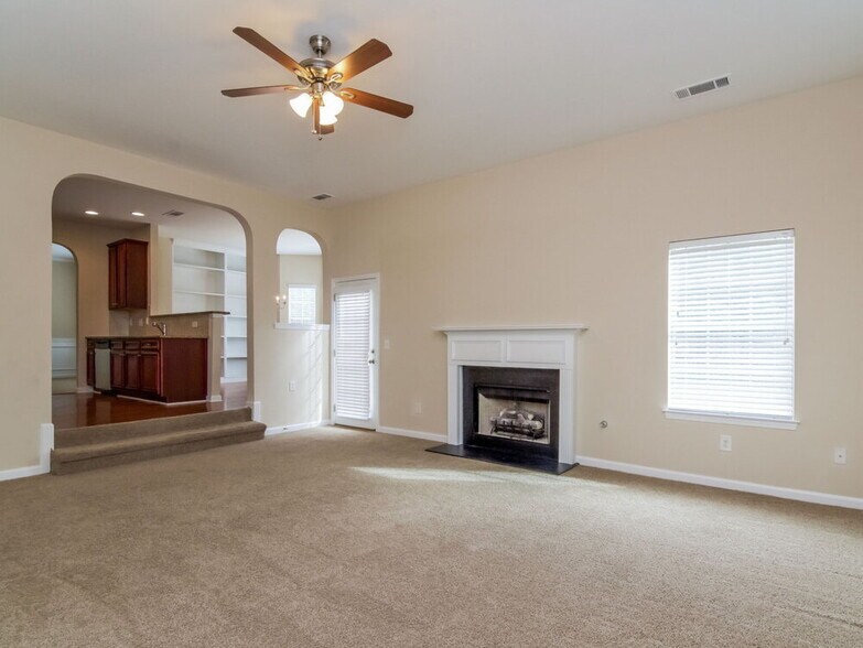 Building Photo - 4940 Hopewell Manor Dr