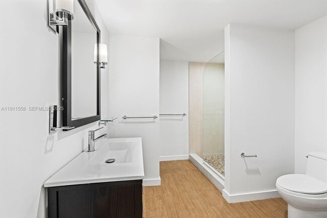 Building Photo - 11015 Lakeside Dr