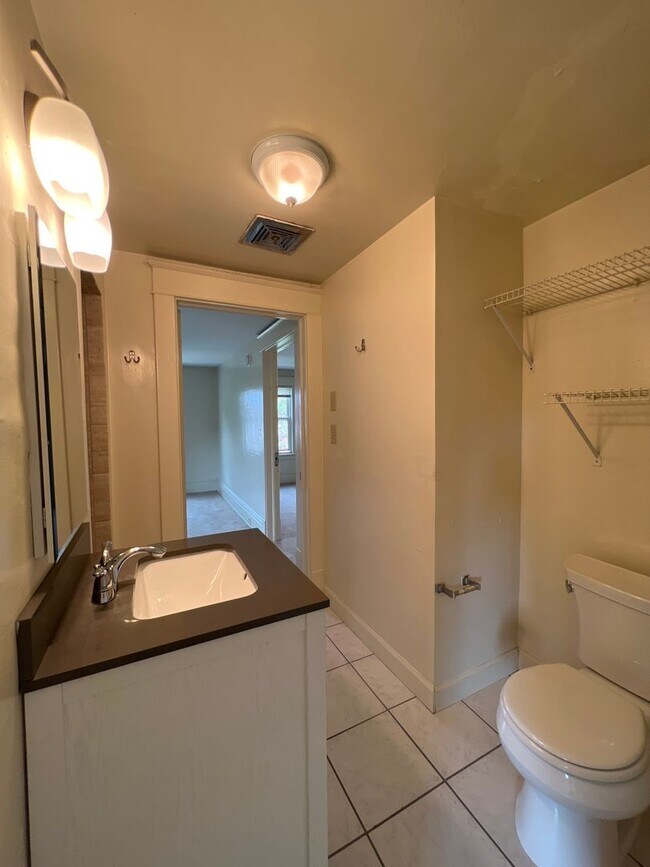 Building Photo - Two Bedroom apartment near engineering and...
