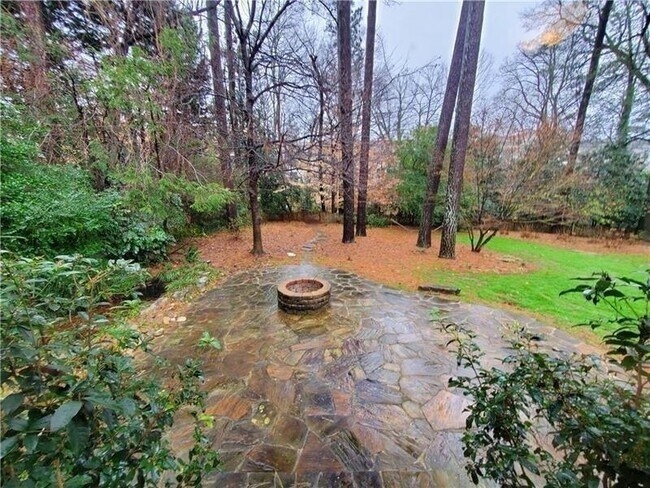 Building Photo - 4615 Mystic Dr NE