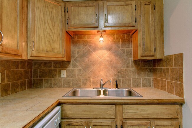 Building Photo - 2401 Brookridge Dr