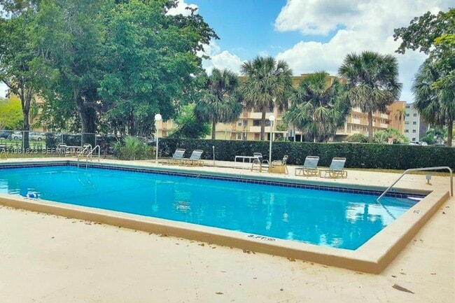 Building Photo - 901 Hillcrest Dr