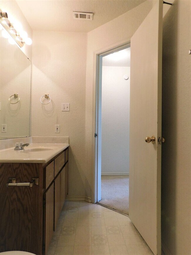 Building Photo - 2803 Lucille Dr