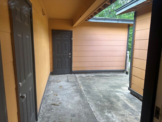 Building Photo - 114 Forest Oaks Ln