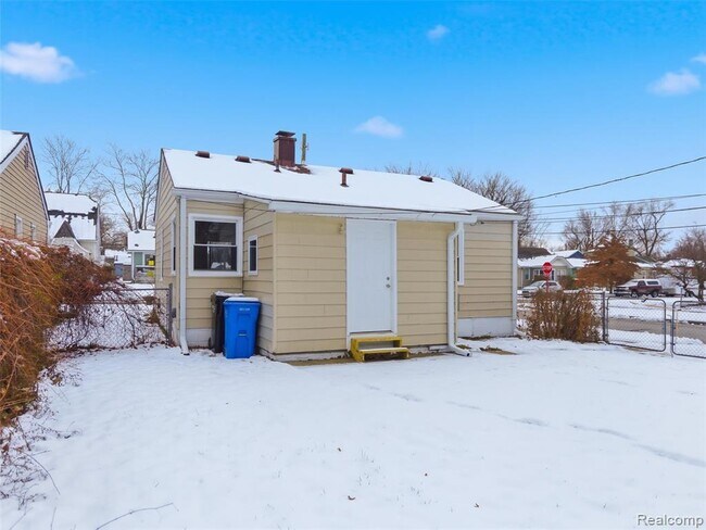 Building Photo - 108 W Kalama Ave